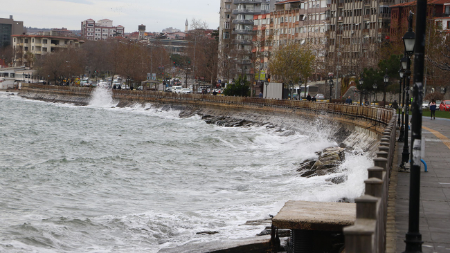 Marmara'da deniz ulaşımına lodos engeli