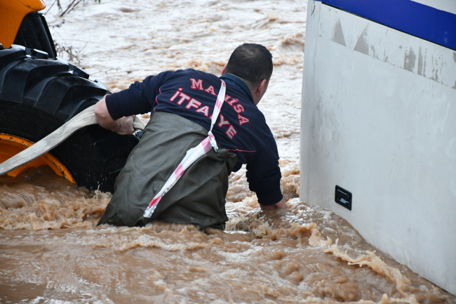 Manisa'da derede mahsur kalan midibüsteki 18 kişi kurtarıldı
