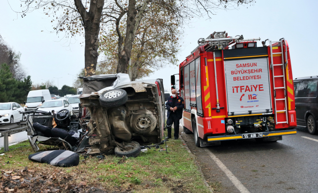 Samsun'da otomobil ağaca çarptı: 2 ölü