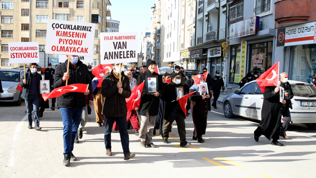 Vanlı aileler evlat nöbetini sürdürdü