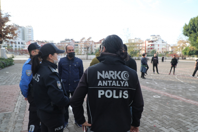 Antalya polisinden okul çevrelerinde denetim