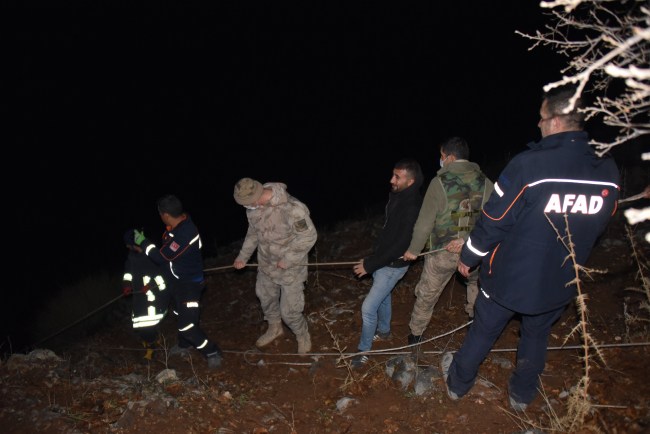 Kayalıklarda 2 gün mahsur kalan genç kurtarıldı