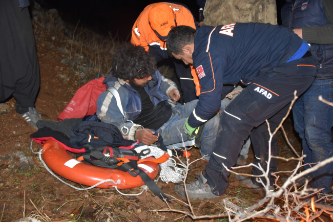 Kayalıklarda 2 gün mahsur kalan genç kurtarıldı