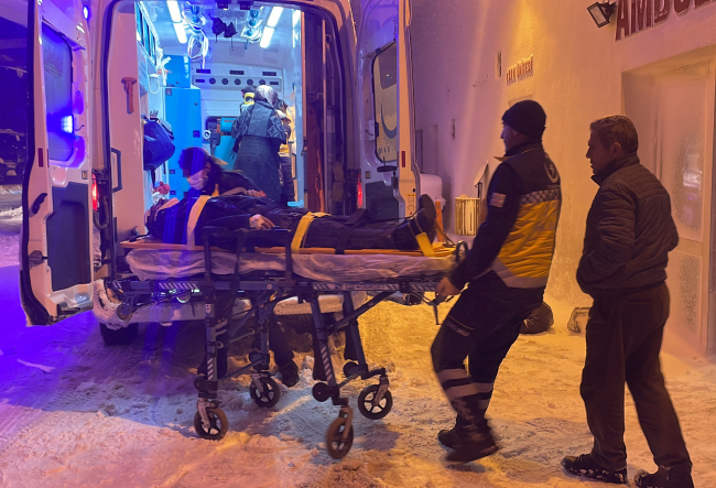 Bitlis'te iki yolcu otobüsü devrildi: 24 yaralı