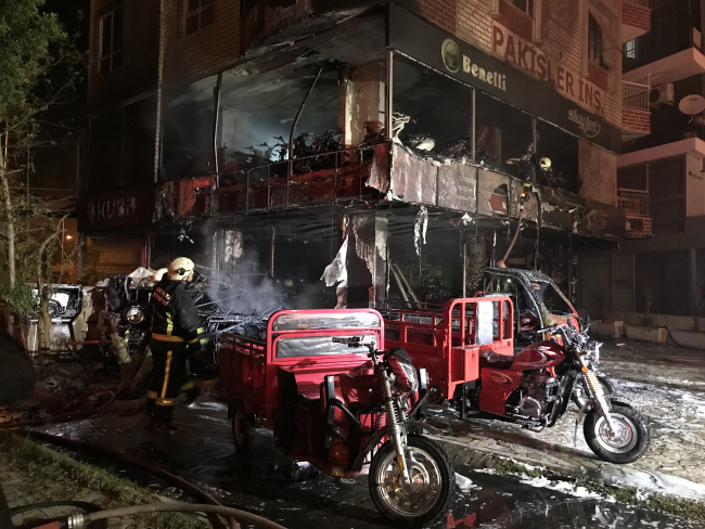 Antalya'da motosiklet bayisinde yangın