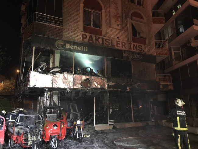 Antalya'da motosiklet bayisinde yangın