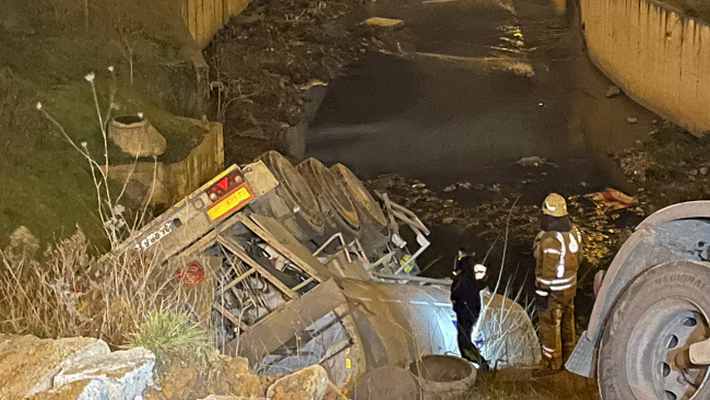 İstanbul'da kimyasal madde yüklü tanker devrildi