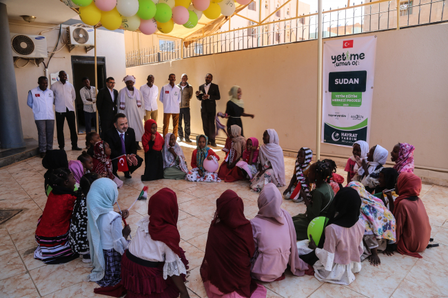 Hartum Büyükelçisi Neziroğlu'ndan Sudanlı yetim çocuklara ziyaret