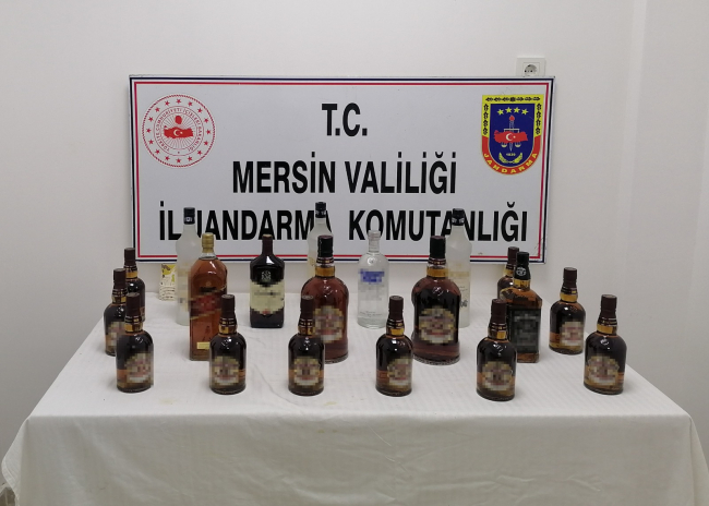Mersin'de araç kaputuna gizlenmiş sahte içki bulundu