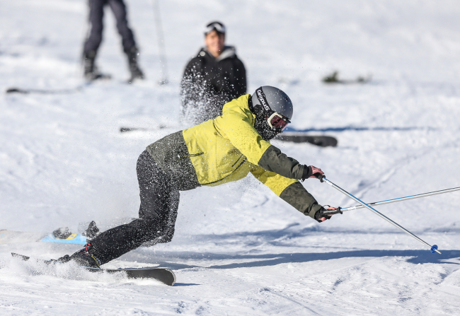 Uludağ'da acemi kayakçıların röportajı yerde bitti