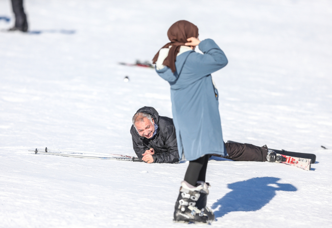 Uludağ'da acemi kayakçıların röportajı yerde bitti