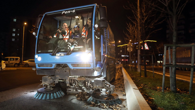 Bakan Varank, yeni yıla işçilerle birlikte girdi