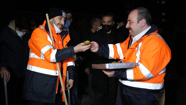 Bakan Varank, yeni yıla işçilerle birlikte girdi