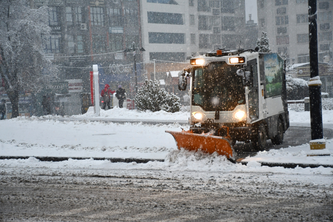 Sivas'ta kar yağışı etkili: 68 köy yolu ulaşıma kapandı