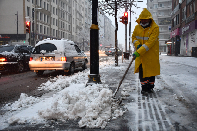 Sivas'ta kar yağışı etkili: 68 köy yolu ulaşıma kapandı