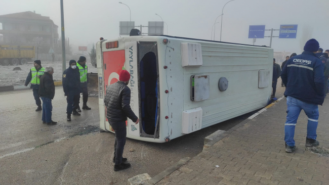 Yolcu minibüsü devrildi: 28 yaralı