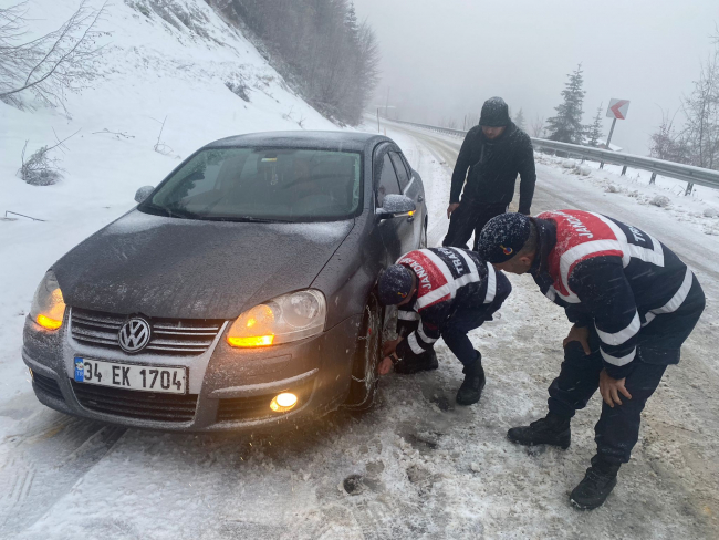 Kastamonu'da yolda kalanların yardımına jandarma koştu