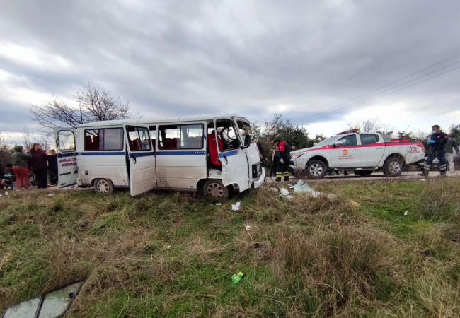 Yalova'da panelvan ile minibüs çarpıştı: 5 yaralı