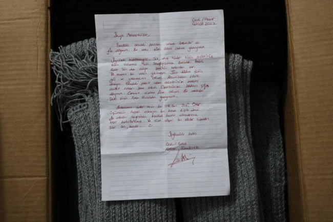 "Mehmetçik üşümesin" dedi, 32 atkı ördü