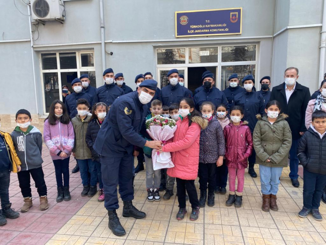 Kahramanmaraş'ta ilkokul öğrencileri Mehmetçik için atkı ördü