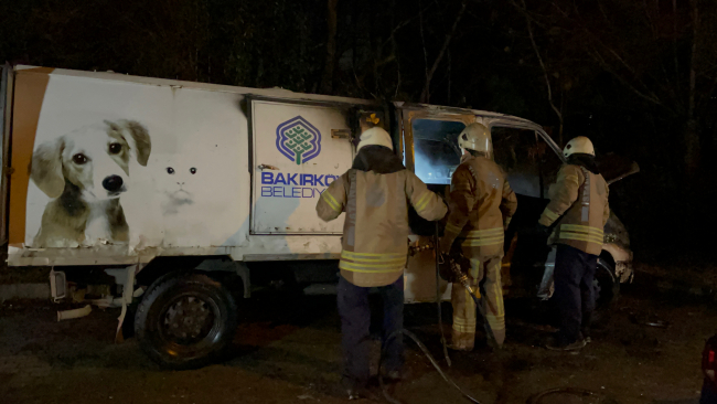 Güngören'de bakıma muhtaç hayvanları toplama aracı yandı