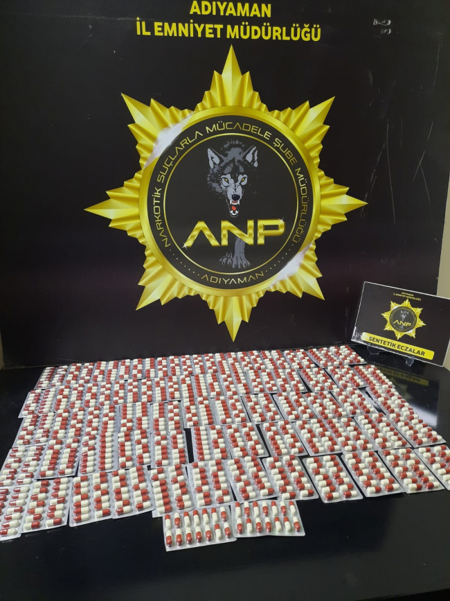 Otomobilde 896 uyuşturucu hap ele geçirildi: 2 tutuklama