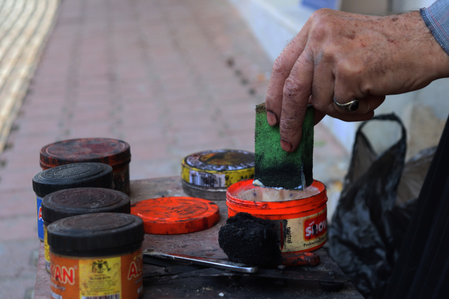 Aynı köşede 54 yıldır ayakkabı boyuyor