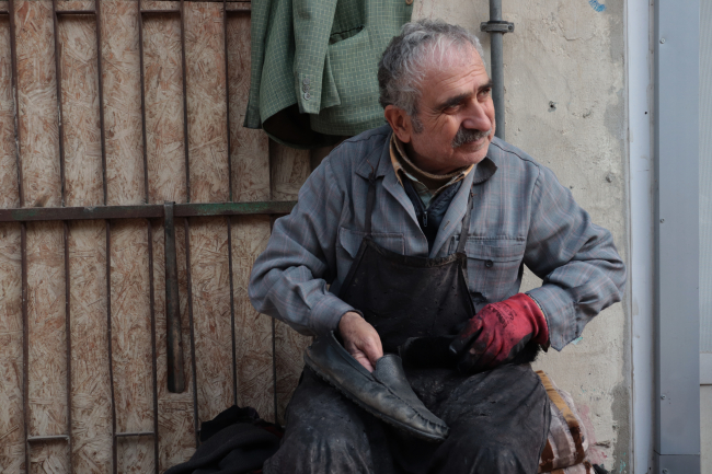 Aynı köşede 54 yıldır ayakkabı boyuyor