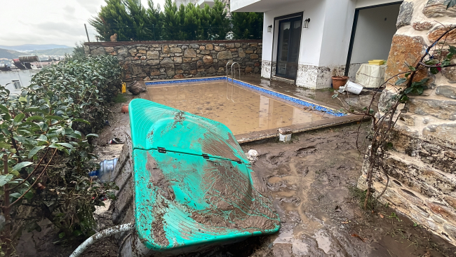 Bodrum'da sağanak: Evleri su bastı, yollar ulaşıma kapandı