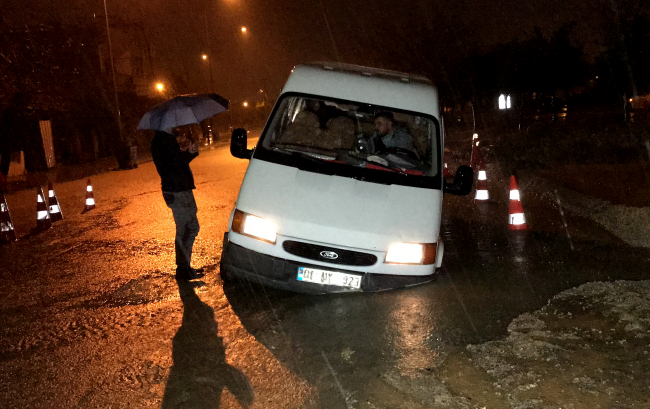 Adana'yı sağanak vurdu: Evleri su bastı