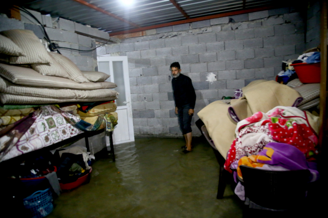 Adana'yı sağanak vurdu: Evleri su bastı