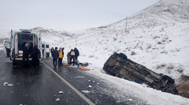 Van'da ambulans devrildi: 5 yaralı