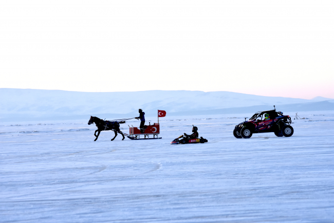 Çıldır Gölü'nde araçların kış performansı test ediliyor