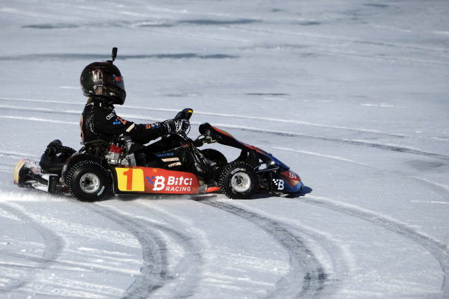 Çıldır Gölü'nde araçların kış performansı test ediliyor
