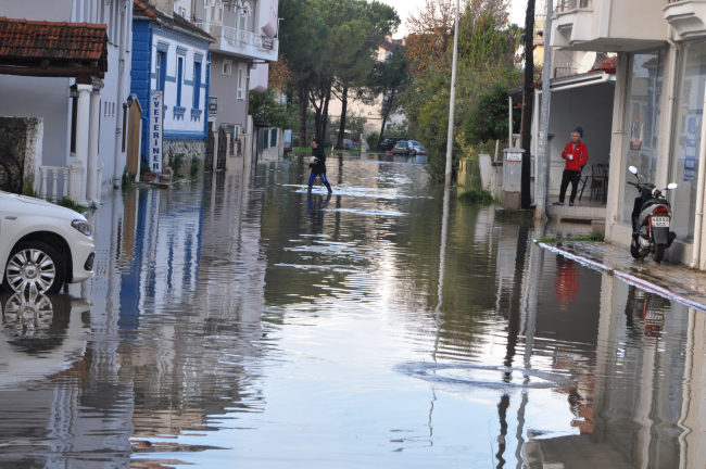 Köyceğiz Gölü taştı: Ev ve iş yerlerini su bastı