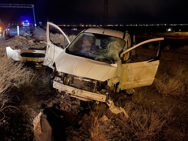 Tır ile hafif ticari araç çarpıştı: 4 yaralı