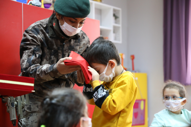 Bayrak sevgisiyle büyüyen Enes'e Diyarbakır polisinden sürpriz