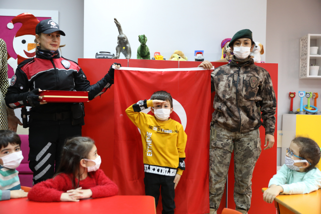 Bayrak sevgisiyle büyüyen Enes'e Diyarbakır polisinden sürpriz