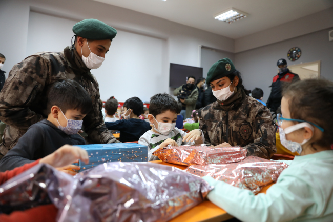 Bayrak sevgisiyle büyüyen Enes'e Diyarbakır polisinden sürpriz