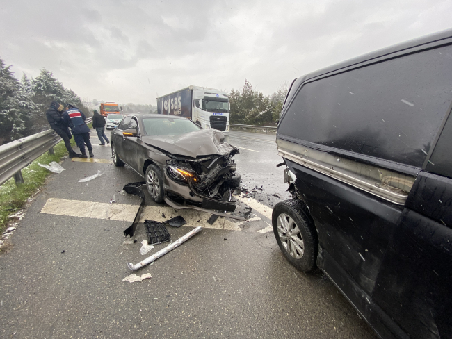 Anadolu Otoyolu'nda otomobil ile minibüs çarpıştı: 6 yaralı