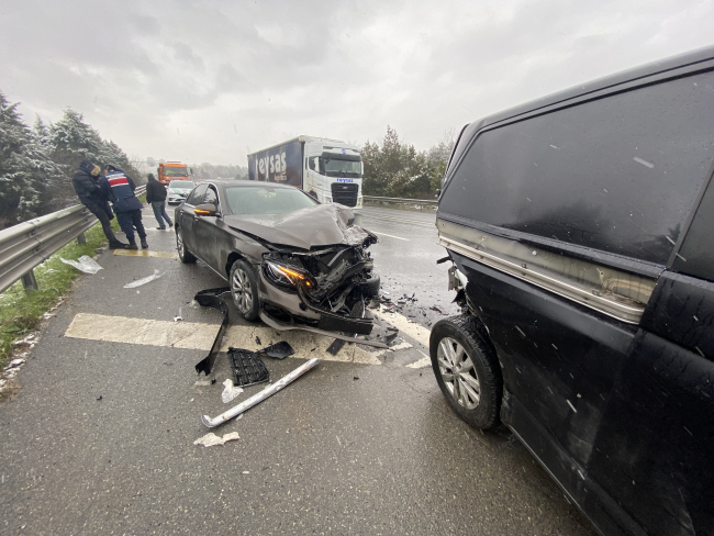 Anadolu Otoyolu'nda otomobil ile minibüs çarpıştı: 6 yaralı