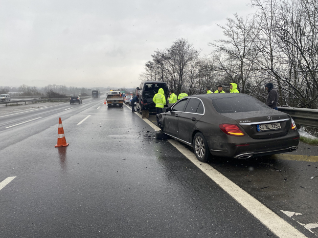 Anadolu Otoyolu'nda otomobil ile minibüs çarpıştı: 6 yaralı