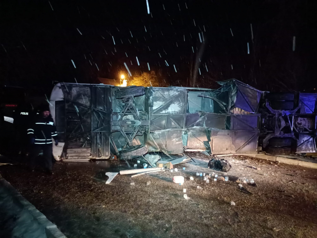 Yolcu otobüsü kaza yapan tıra çarpıp devrildi: 1 ölü, 27 yaralı