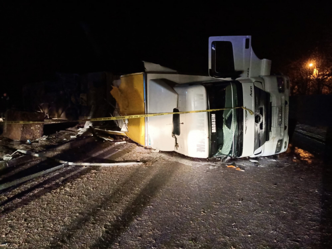 Yolcu otobüsü kaza yapan tıra çarpıp devrildi: 1 ölü, 27 yaralı