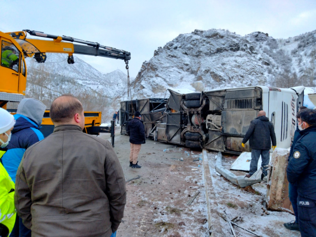 Yolcu otobüsü kaza yapan tıra çarpıp devrildi: 1 ölü, 27 yaralı
