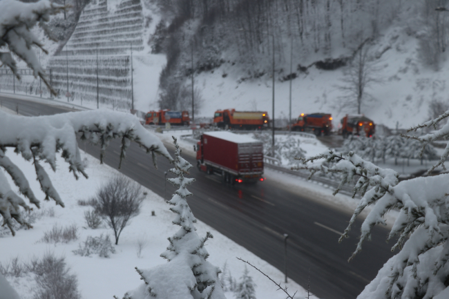 Anadolu Otoyolu'nda kar ve sis: Kar kalınlığı 30 santimetreye ulaştı