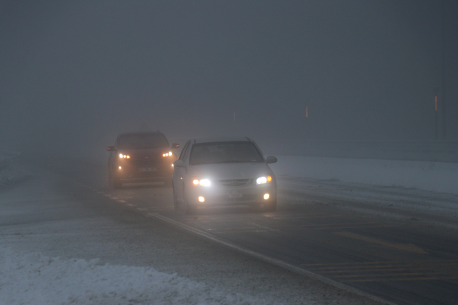 Anadolu Otoyolu'nda kar ve sis: Kar kalınlığı 30 santimetreye ulaştı