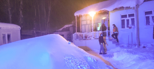 Van'da kardan yolu kapanan mahallede kalp krizi geçiren kişi hastaneye ulaştırıldı