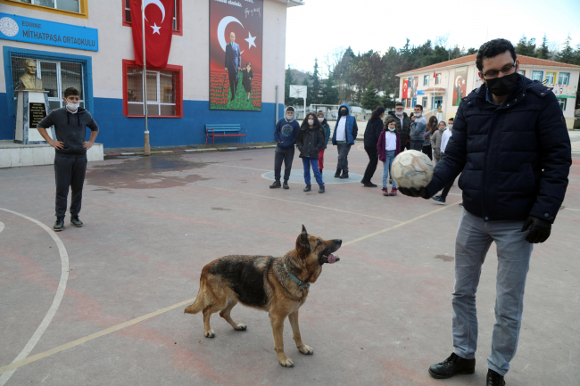 Haylaz öğrenci "Pele"nin gözü hep topta