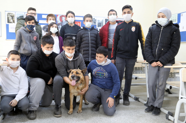 Haylaz öğrenci "Pele"nin gözü hep topta